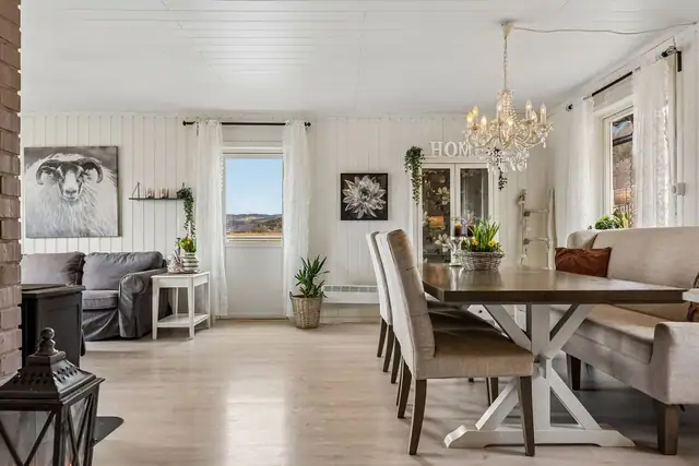 Boligen oppvarmes med elektrisitet, varmepumpe og vedfyring.