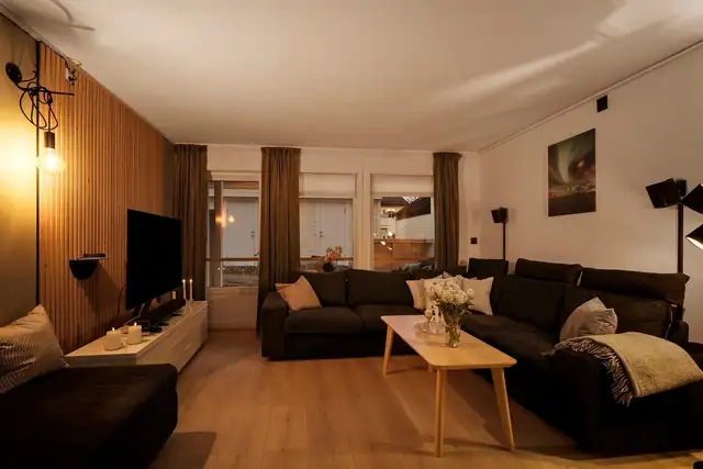 Lys og fleksibel 3-roms med mulig hybeldel – 2 bad, terrasse og carport med elbillader — bilde 3