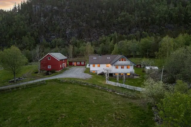 En fantastisk, innholdsrik og romslig landbrukseiendom i naturskjønne omgivelser med flotte rekreasjonsmuligheter rett utenfor døren.