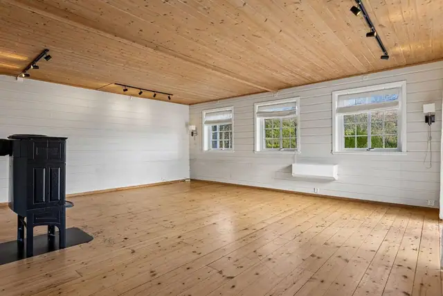Stuens romslige utforming gir gode møbleringsmuligheter, mens store vindusflater sørger for rikelig med naturlig lys og en lys og luftig atmosfære.