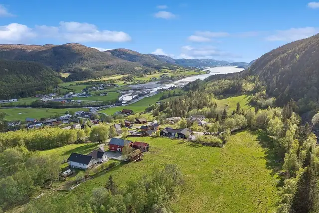 Med et samlet areal på hele 133 dekar fordelt over tre teiger ligger forholdene godt til rette for både hobbydrift, dyrehold, rekreasjon og friluftsliv.
