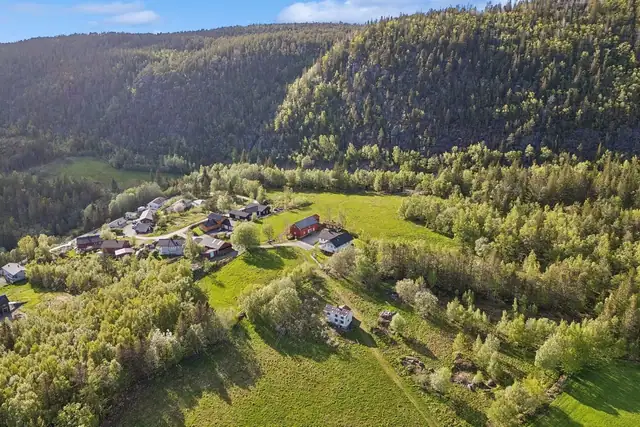 I tillegg til bolighuset disponerer eiendommen en romslig fjøsbygning, garasje, vedskjul, redskapslager og ikke mindre enn tre badstuer som bidrar til å skape en helt spesiell eien