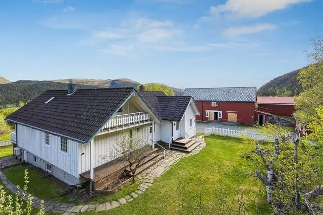 Eiendommen ligger idyllisk til omgitt av vakker natur, med gode solforhold og rikelig med plass både ute og inne.