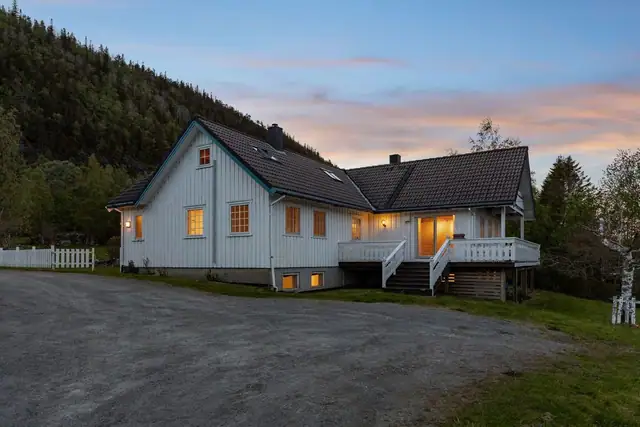 Naturksjønn småbruksidyll på 113 daa | 3 badstuer, badebrønn og sjarmerende gårdstun | Solrik beliggenhet — bilde 6