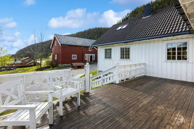 Stor og solrik terrasse på hele 32 kvadratmeter med god plass til utemøbler og hyggelige sammenkomster i landlige omgivelser.