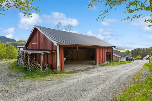 Stor garasje med montert elbil-lader og gode oppbevaringsmuligheter.