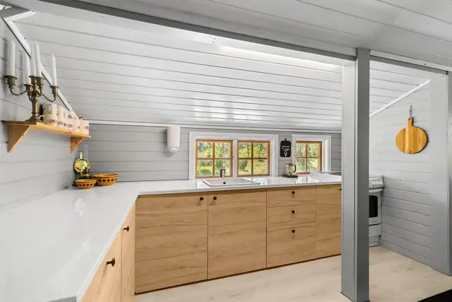 Kjøkken med god skap- og benkeplass.