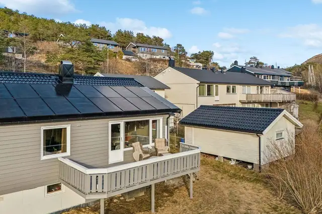 Balkongen er sørvendt og sikrer dermed solforhold store deler av dagen. Balkongen har også en trapp som fører ned til hagen.