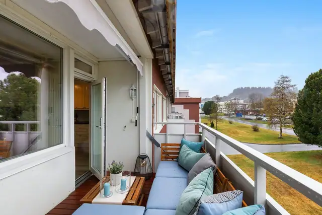 Balkongen er vestvendt, noe som sikrer gode solforhold og herlig ettermiddagssol.