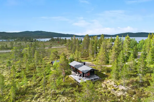 Eiendommen har en skjermet og attraktiv beliggenhet ved populære Sørungen i Selbu.