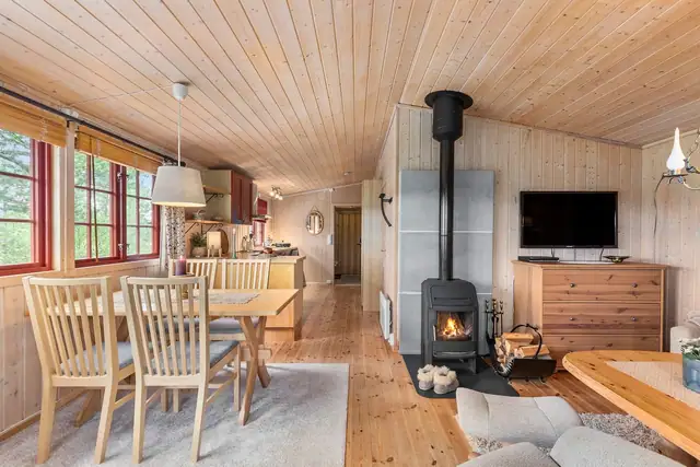 Romslig stue med god plass til både spisegruppe og sofakrok.