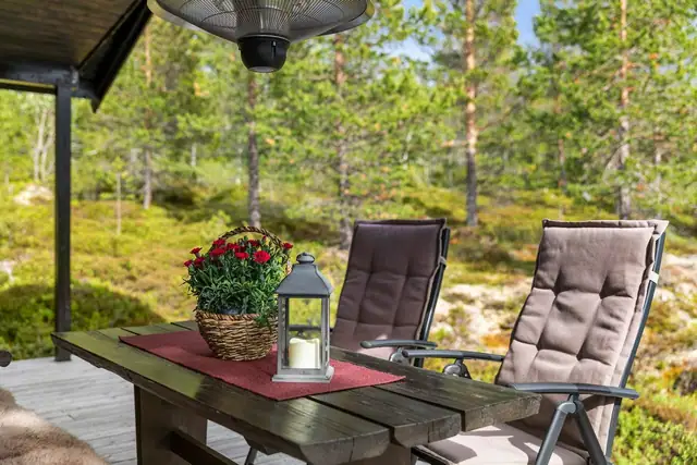 På terrassen sitter du skjermet og fint til.