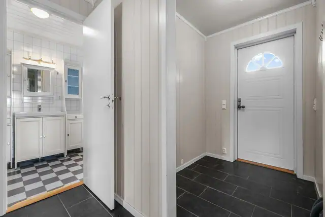 Innholdsrik familiebolig med hybel og kort vei til Sentrum. Fantastiske sol- og utsiktsforhold. — bilde 6