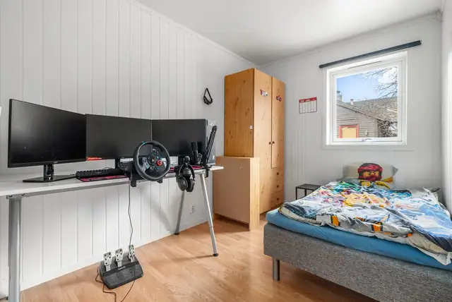 Innholdsrik familiebolig med hybel og kort vei til Sentrum. Fantastiske sol- og utsiktsforhold. — bilde 9