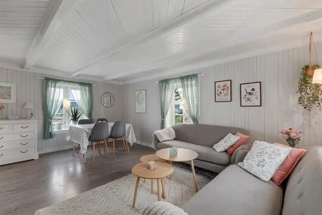 Lyst og hyggelig oppholdsrom.