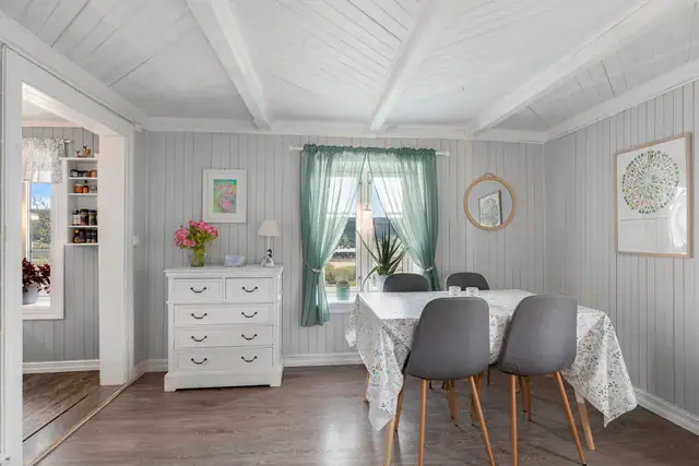 Her har du god plass til spisebord, med flott utsikt over omgivelsene.
