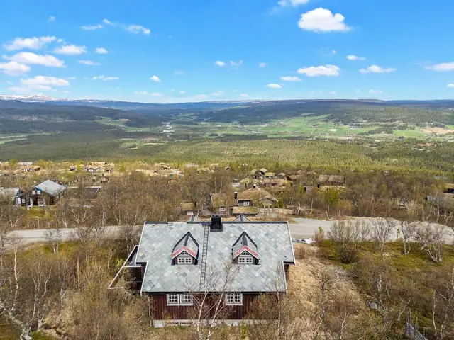 Hytte på over 350 kvm på 1,5 mål stor tomt i øvre del av Hummerfjell - 5 soverom og gode sol- og utsiktsforhold. — bilde 6