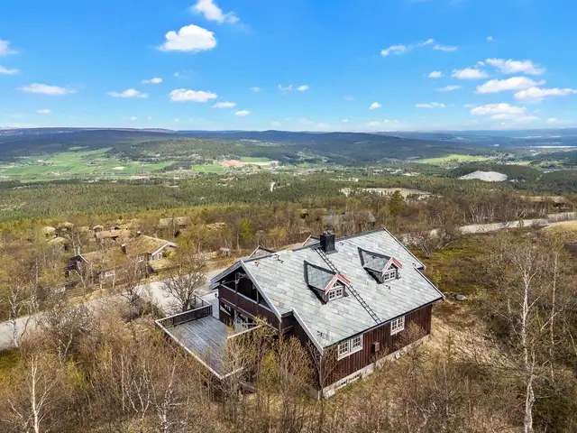 Hytte på over 350 kvm på 1,5 mål stor tomt i øvre del av Hummerfjell - 5 soverom og gode sol- og utsiktsforhold. — bilde 7