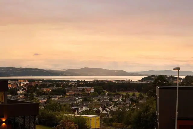 Husbyåsen er et veletablert og rolig område, der sameiet ligger nesten helt innerst i en blindveg. Se 360-visning i annonsen.