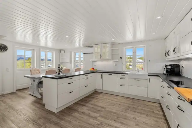 Kjøkken med utgang til terrasse