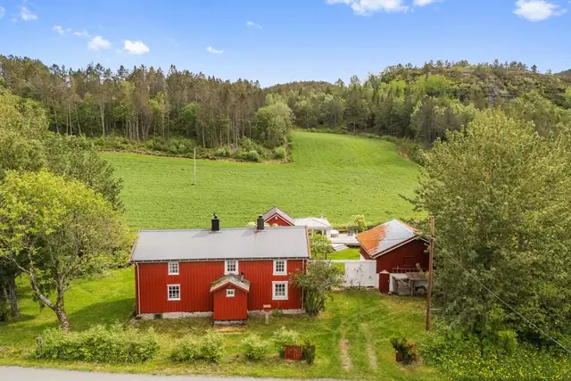 Fasade fremside. Her er det flere oppstillingsplasser.