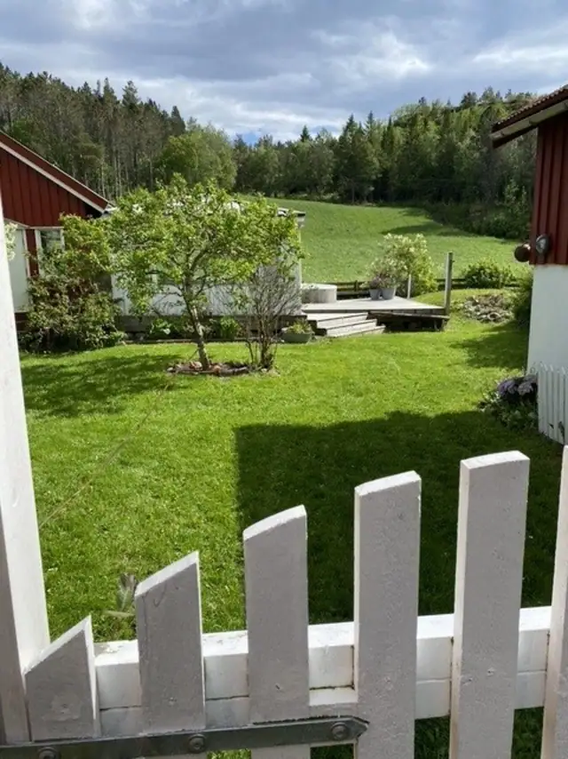 Inn via den fine portalen som avgrenser fremsiden med baksiden