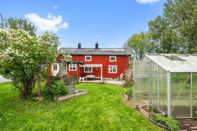 Fasade fra hagen.