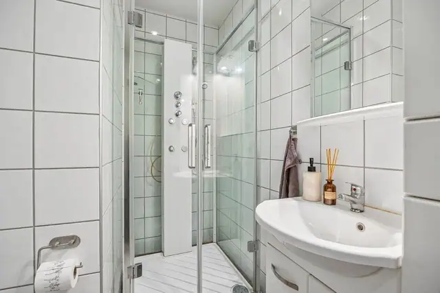 Flislagt baderom på 4 kvadratmeter med en arealeffektiv løsning som utnytter plassen optimalt. Badet ble renovert i 2011/2012.