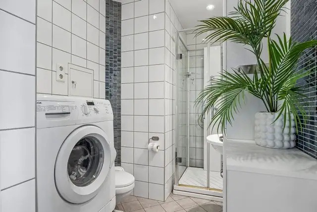 Badet er tilrettelagt med praktisk opplegg for vaskemaskin.
