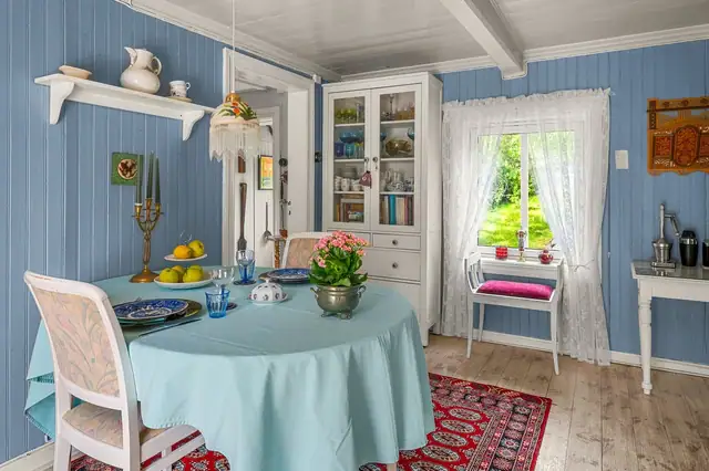Kjøkkenet er på ca 12,5m2, og har god plass til spisebord.