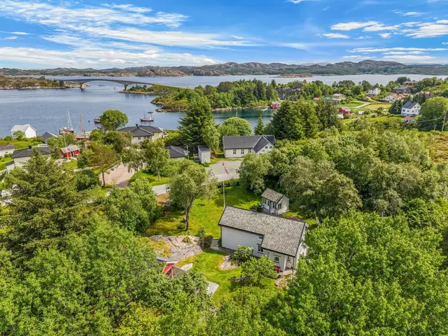 Eiendommen ligger nydelig til på Ansnes med Ansnes Brukthandel rett ved, kort vei også til Ansnes Brygger.