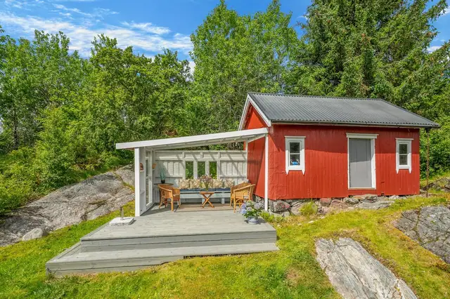 Redskapsbod med overbygd og skjermet uteplass.