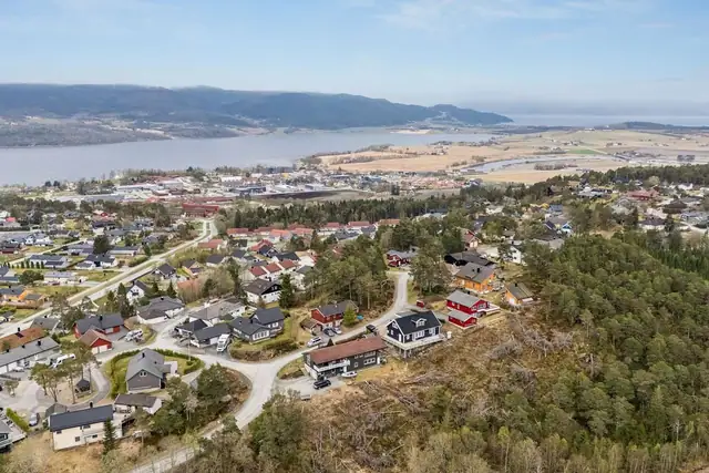 Attraktiv og familievennlig beliggenhet i et rolig og etablert boligområde i Rissa. Beliggenheten kombinerer rolige omgivelser med praktisk nærhet til sentrum og nødvendige fasilit