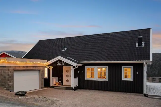Her får du en velholdt bolig fra 2018 med moderne standard og helhetlige løsninger, fordelt over et bruksareal på 107 kvadratmeter med en gjennomtenkt planløsning.