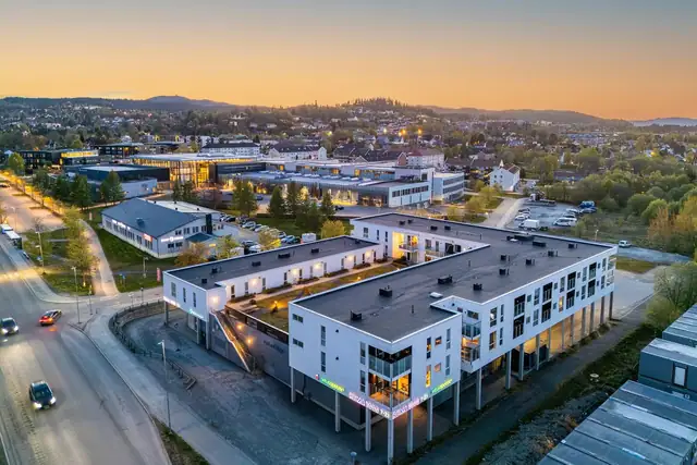 Rema1000, apotek og legesenter i underetasjen, treningssenter og bibliotek ligger rett ved.