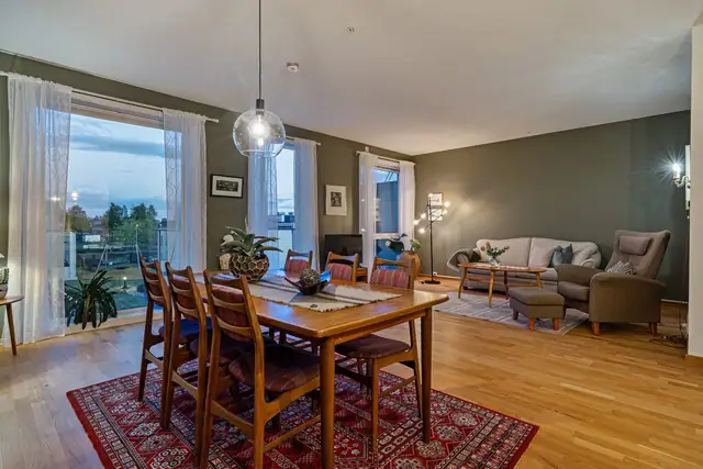 Velkommen inn, den romslige stuen har åpen løsning mot kjøkken og er oppmålt til 44,3 kvm.