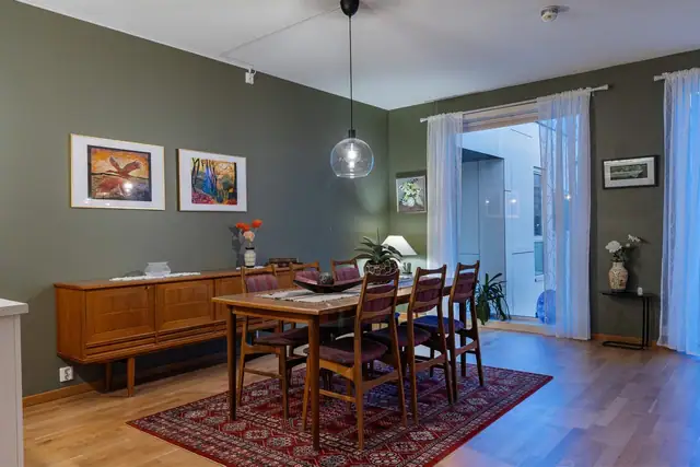 Spisestuen har god plass til langbord.