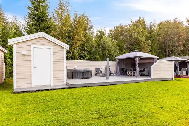 Tomten er felles for sameierne, men den enkelte sameier disponerer tomten utenfor sin leilighet. Her har du stor terrasse og bod