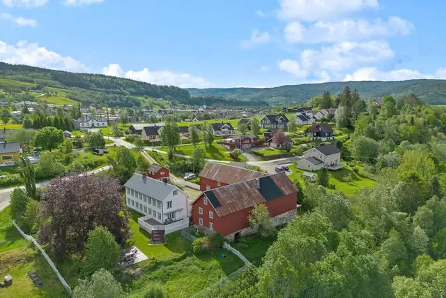 Eiendommen ligger meget fint til på en av de beste tomtene i Selbu.
