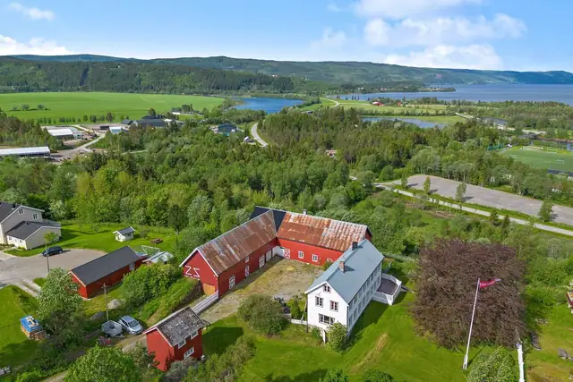 Eiendommen består av stor tomt, enebolig, driftsbygning.
