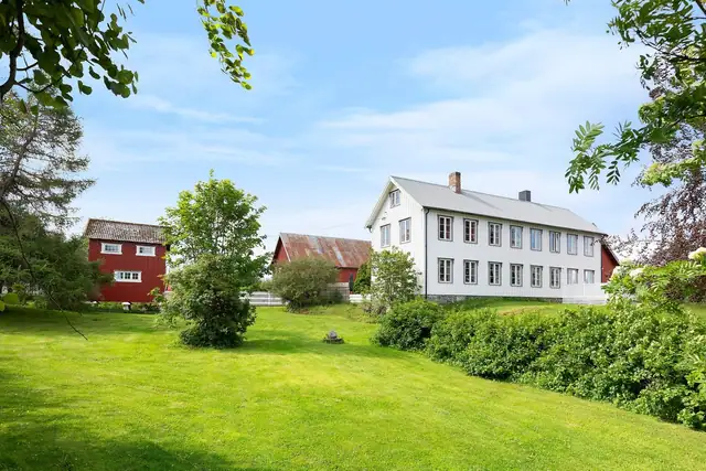 Eiendommen har en stor tomt på hele 3573 kvm.