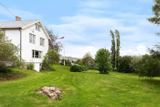 Eiendommen nyter svært gode solforhold fra tidlig morgen til sent på kvelden.