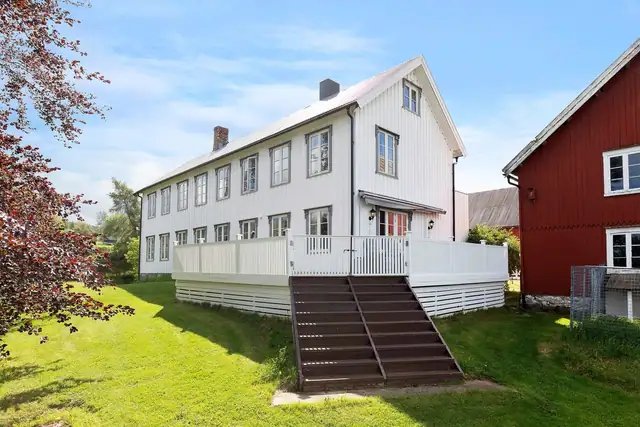 Eiendommen har flotte uteområder med flere soner.
