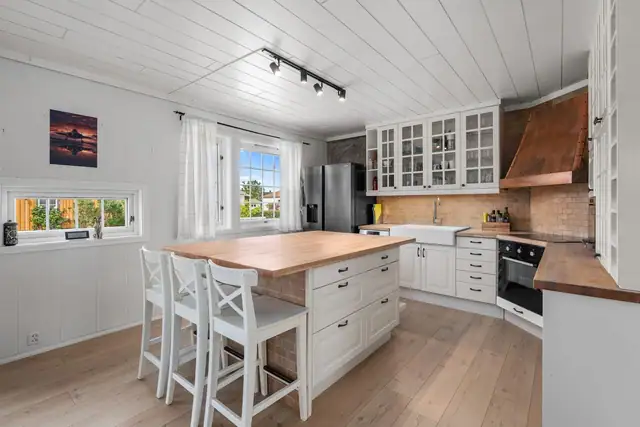 Stor kjøkkenøy og masse oppbevaringsplass