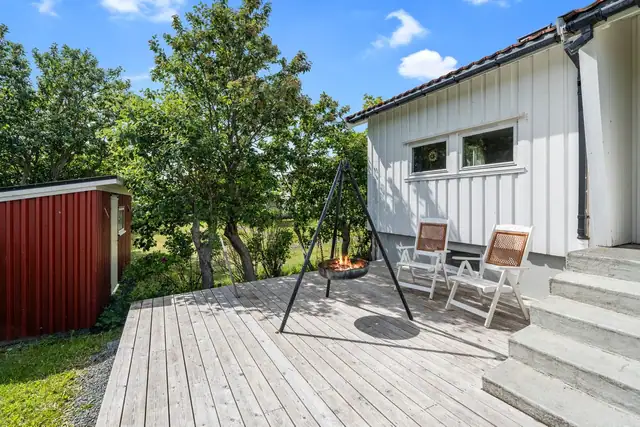 Usjenert og flott uteomåde på baksiden av boligen.