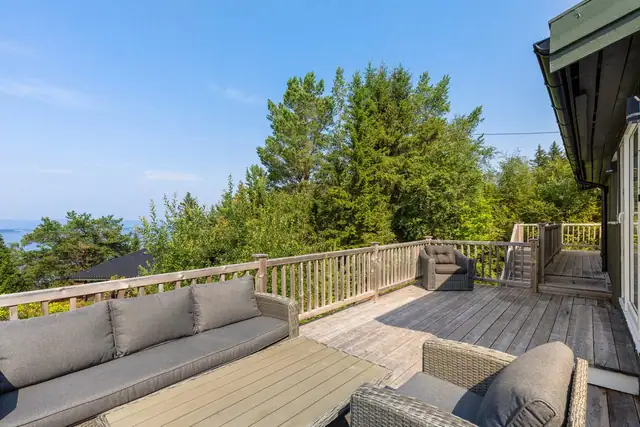 Stor og solrik terrasse med flott utsikt og gode møbleringsmuligheter.