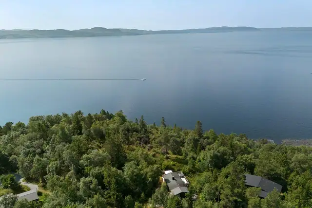 Kort og effektiv adkomst fra både Trondheim og Stjørdal med sine fasiliteter.