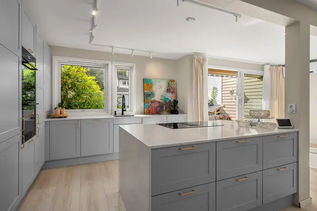 Nydelig kjøkken fra Norema med Dekton benkeplate sammen med "fossefall" dekksiden.