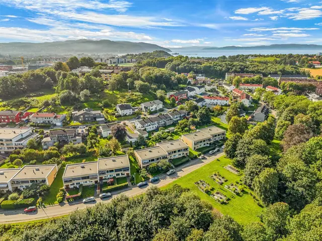 Huset ligger i en rolig gate som er spesielt egnet seg for familier.