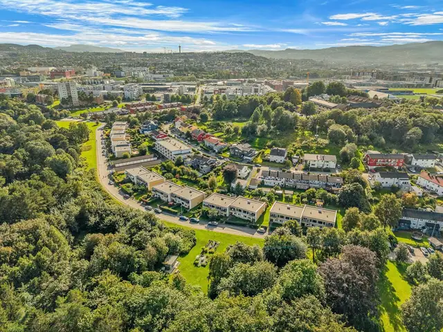Det medfølger garasjeplass i felles garasjekjeller. Interessenter bør være oppmerksom på størrelsen.